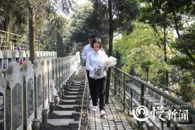 重庆95后女孩代人扫墓：“请人代扫不能被贴上不孝的标签”